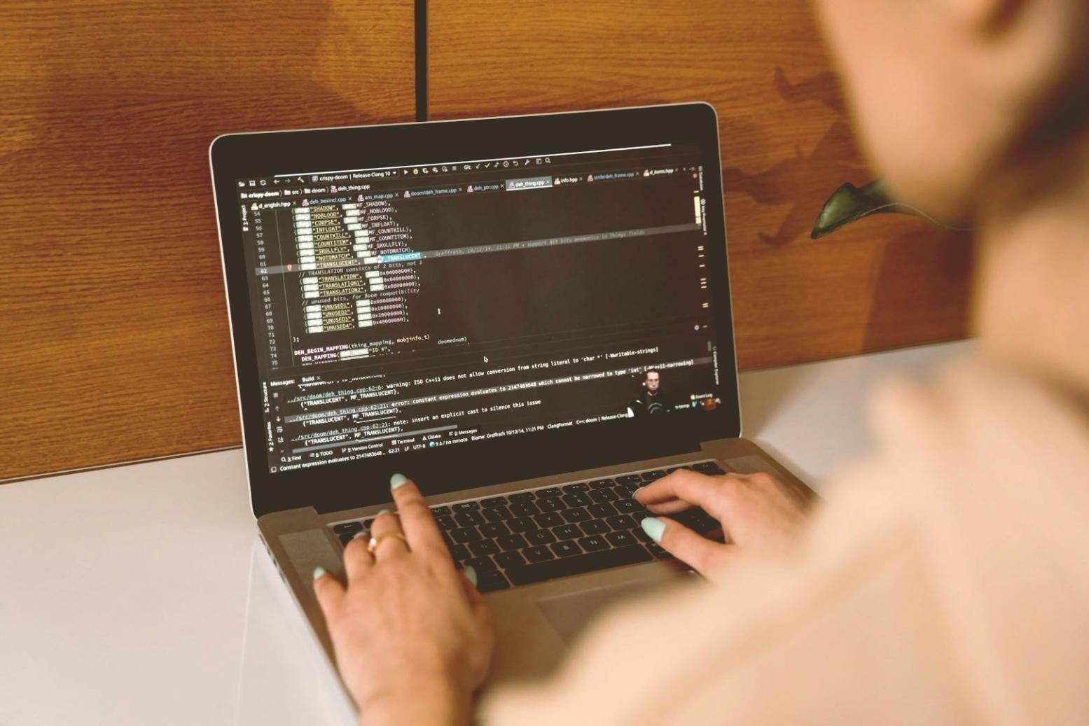 Estudiantes trabajando con metodologías innovadoras de desarrollo iOS